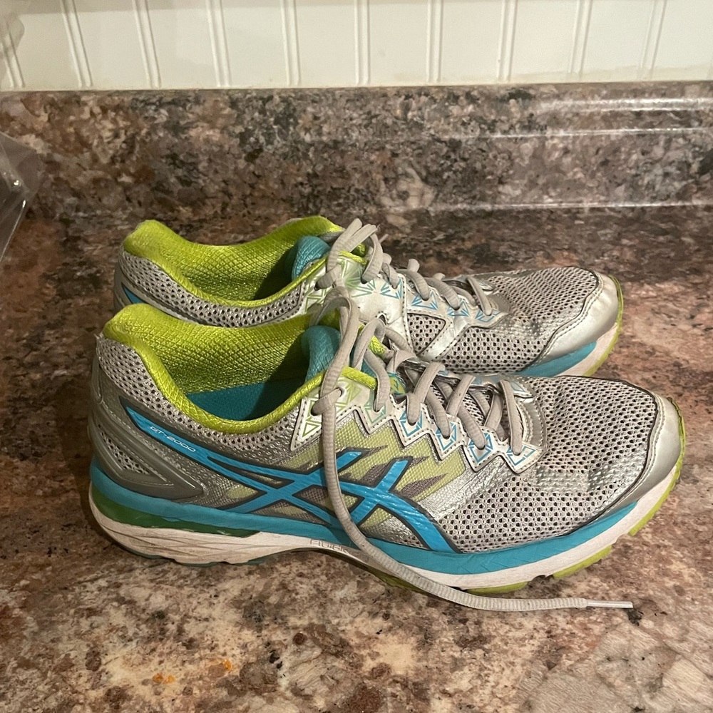 Ladies size 9 ASICS GT-2000 4 shoes